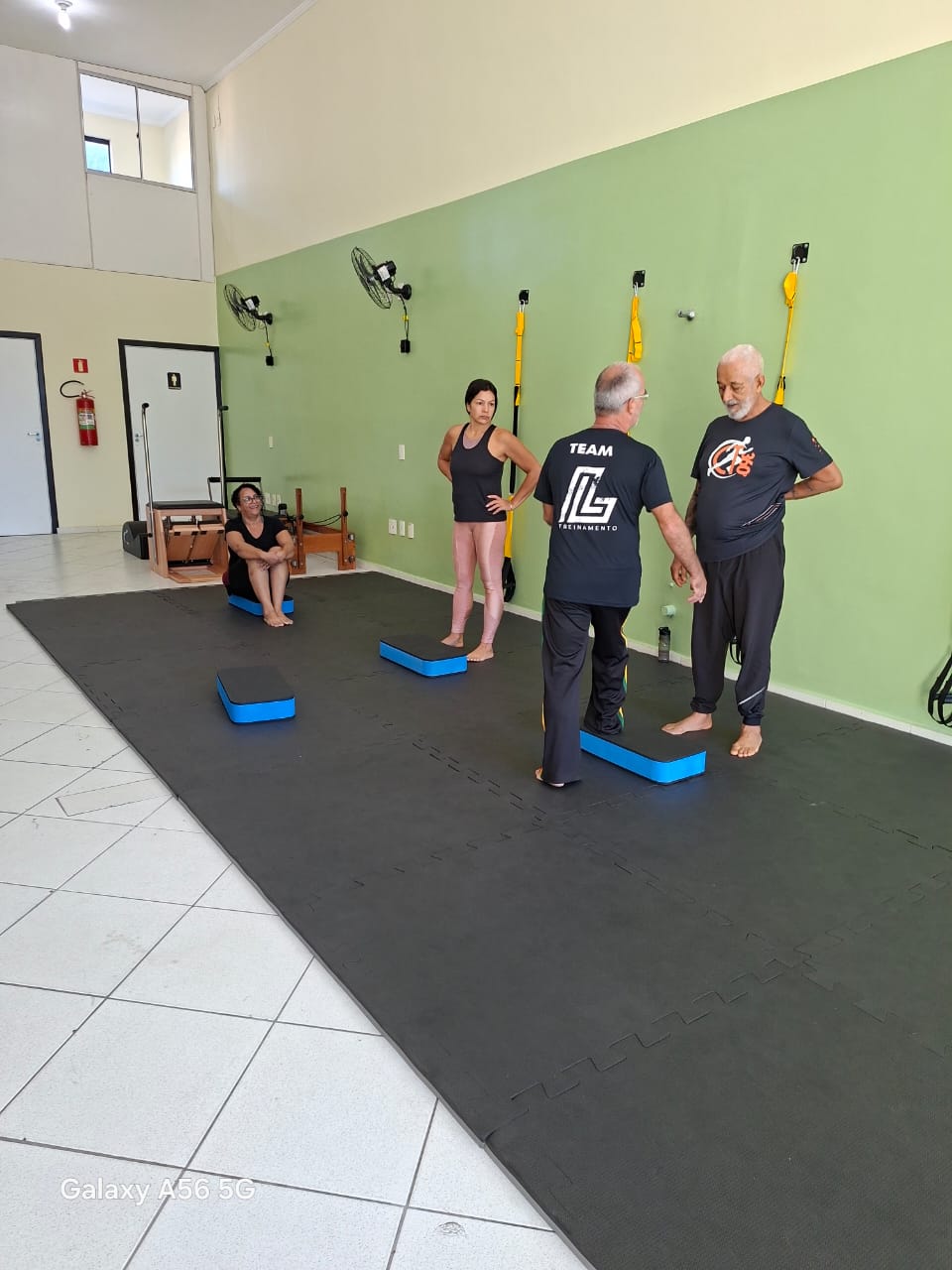 Alunos realizando exercícios com acompanhamento personalizado no estúdio