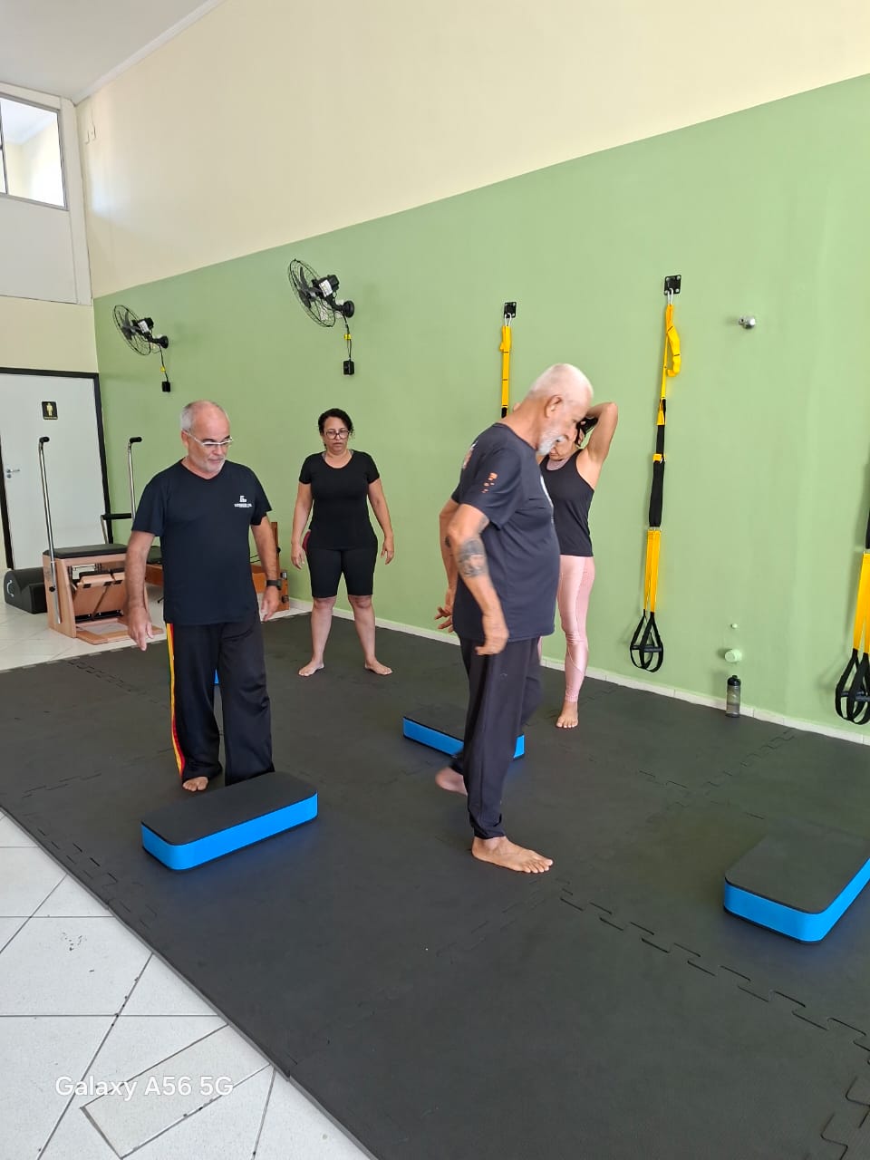 Alunos 50+ participando de uma atividade em grupo no estúdio