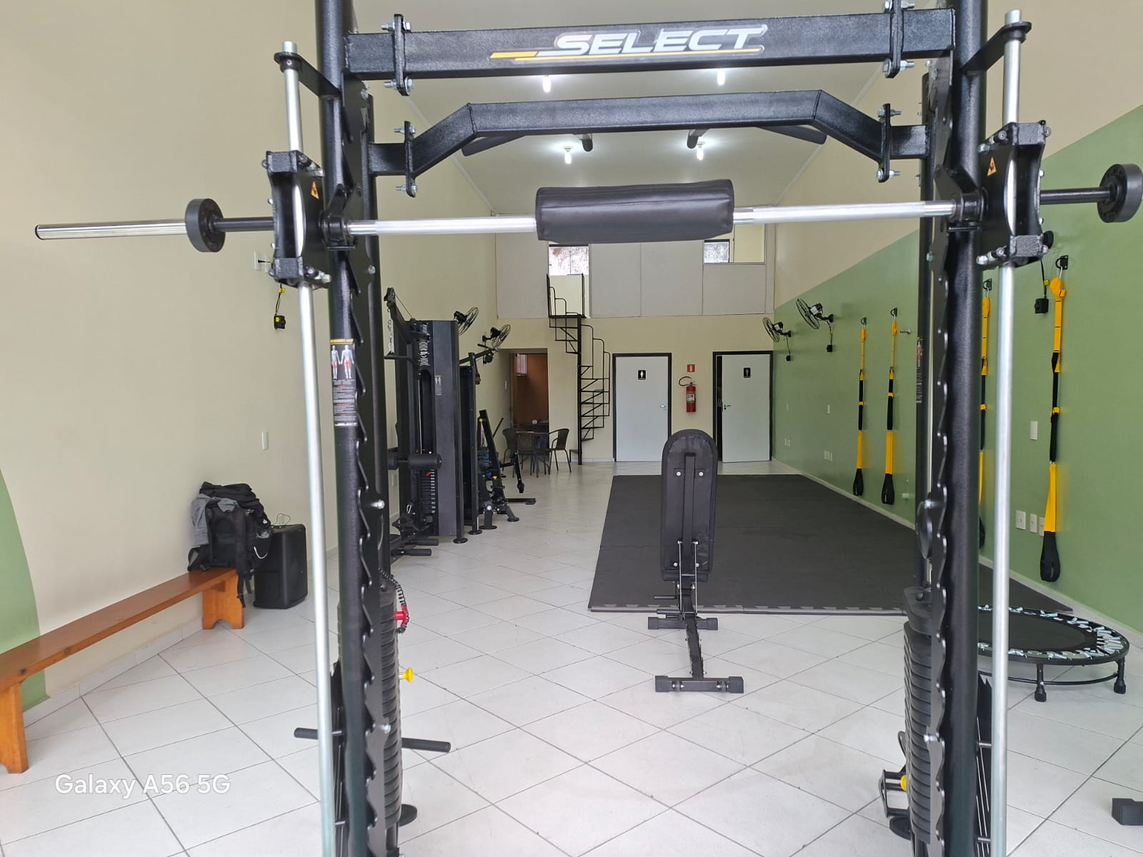 Área interna com equipamentos de treinamento da unidade Sumaré